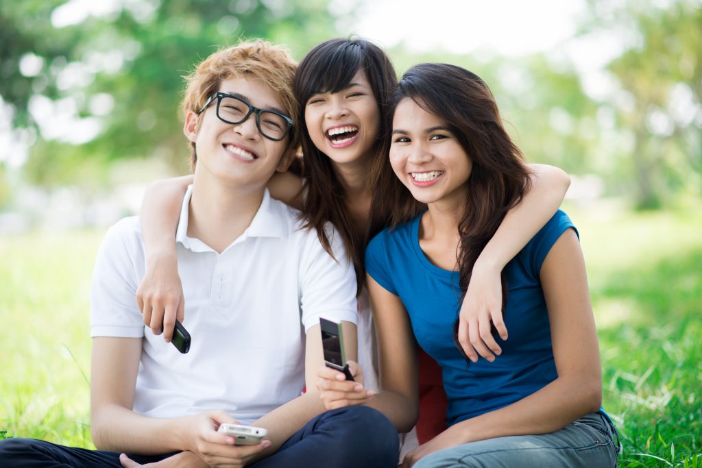Are teenagers happy. Веселые студенты азиаты. Friendship teenagers. Three teenagers. Relations among teenagers. Friendship photos.